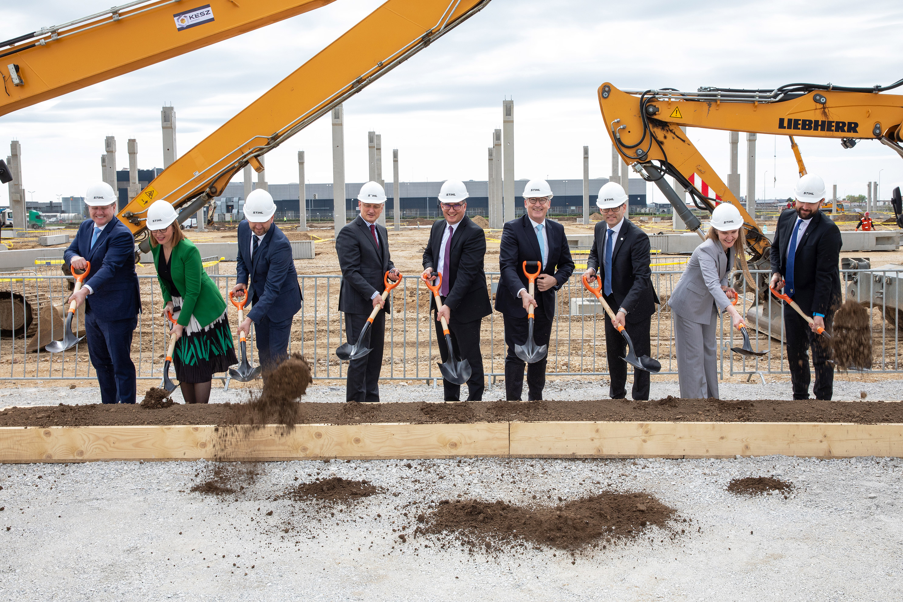 Symbolische openingsceremonie van een nieuwe accufabriek in Roemenië: (van links) Michael Traub, voorzitter van de raad van bestuur van STIHL, Alina Silaghi, algemeen directeur ADLO, Florin Birta, burgemeester van de stad Oradea, dr. Nikolas Stihl, voorzitter van de adviesraad van STIHL, Martin Schwarz, lid van de raad van bestuur van STIHL Manufacturing und (and) Materials, dr. Michael Prochaska, lid van de Raad van Bestuur van STIHL Human Resources en Juridische Zaken, dr. Robert Feulner, Gedelegeerd bestuurder ANDREAS STIHL POWER TOOLS S.R.L. Roemenië, Noemi Straub, Vice President Finance, Legal & IT, Administrator ANDREAS STIHL POWER TOOLS S.R.L. Roemenië en Attila Puskás, contractdirecteur Kész Roemenië. 