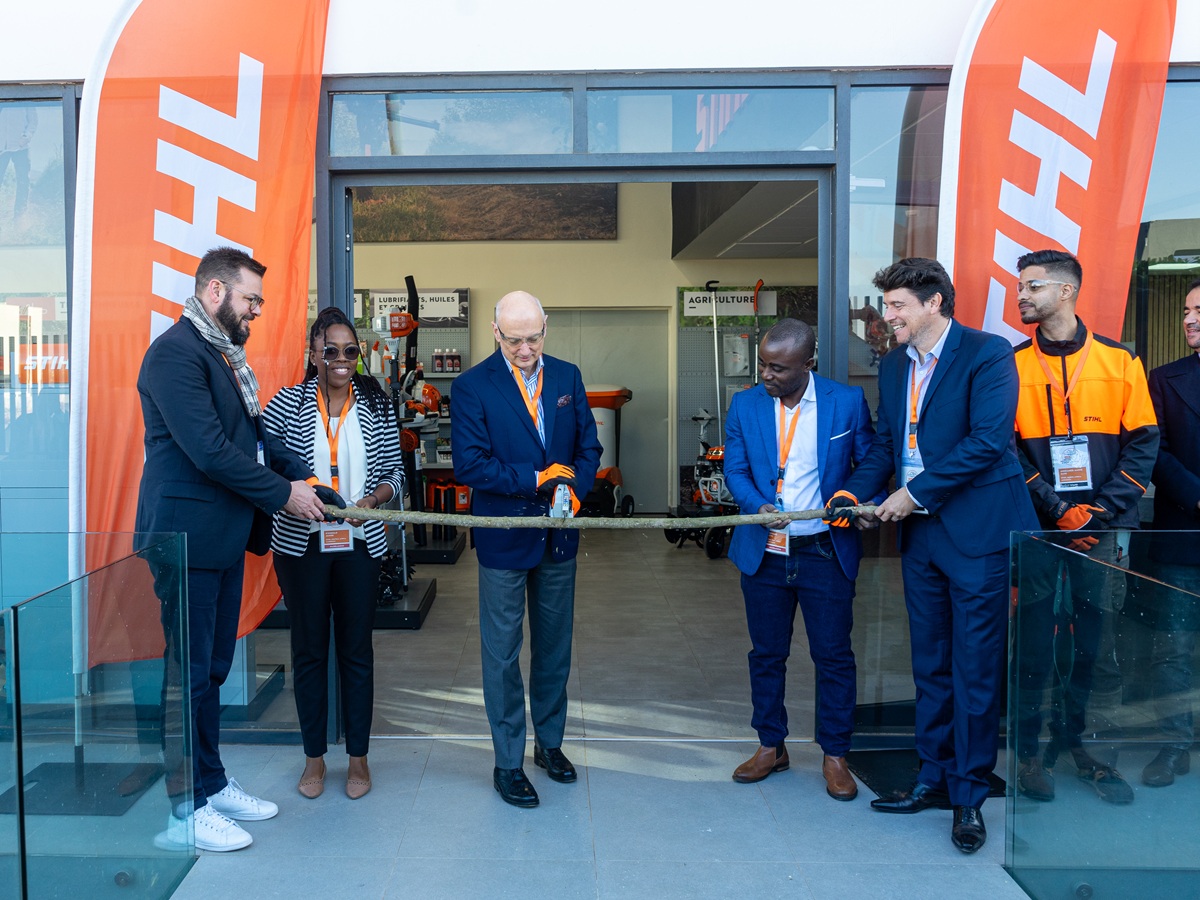 Dr. Nikolas Stihl huldigde symbolisch de twee nieuwste STIHL bedrijven in Afrika in door een tak door te zagen.