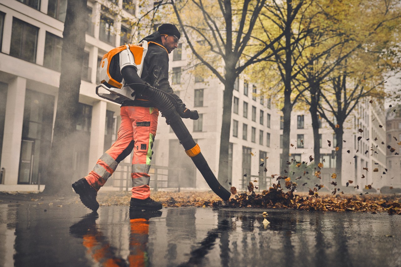 De BRA 600 accu rugblazer maakt indruk met zijn extreme blaaskracht tot 35 Newton, stille werking en ergonomisch ontwerp - ideaal voor geluidsgevoelige toepassingen in gemeenten, tuin- en landschapsarchitectuur.