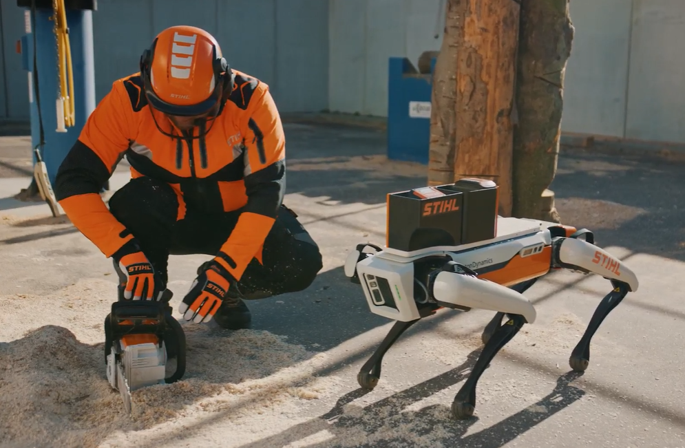 Man werkt samen met Spot